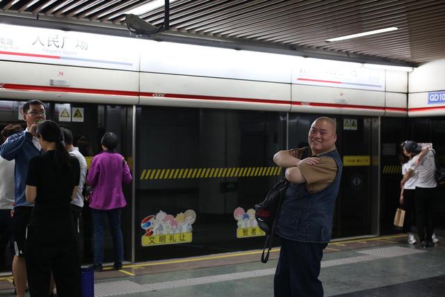 百度胖老师吧上海市公 安局轨道交通分局石宇玉老师求救 抖音快手百度贴吧百科图片视频知道搜索上海胖老师或 ...