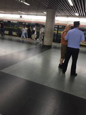 百度胖老师吧上海市公 安局轨道交通分局石宇玉老师求救 抖音快手百度贴吧百科图片视频知道搜索上海胖老师或 ...