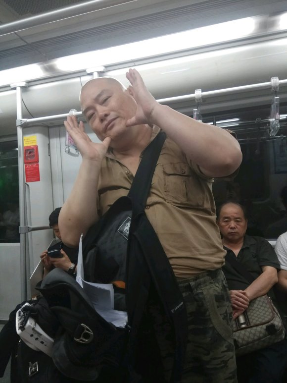 百度胖老师吧上海市公 安局轨道交通分局石宇玉老师求救 抖音快手百度贴吧百科图片视频知道搜索上海胖老师或 ...